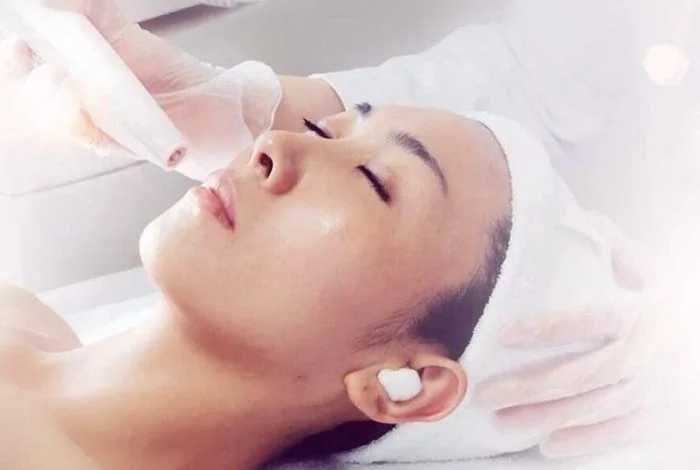 http://Client%20during%20Hyaluronic%20Acid%20Skin%20Booster%20facial