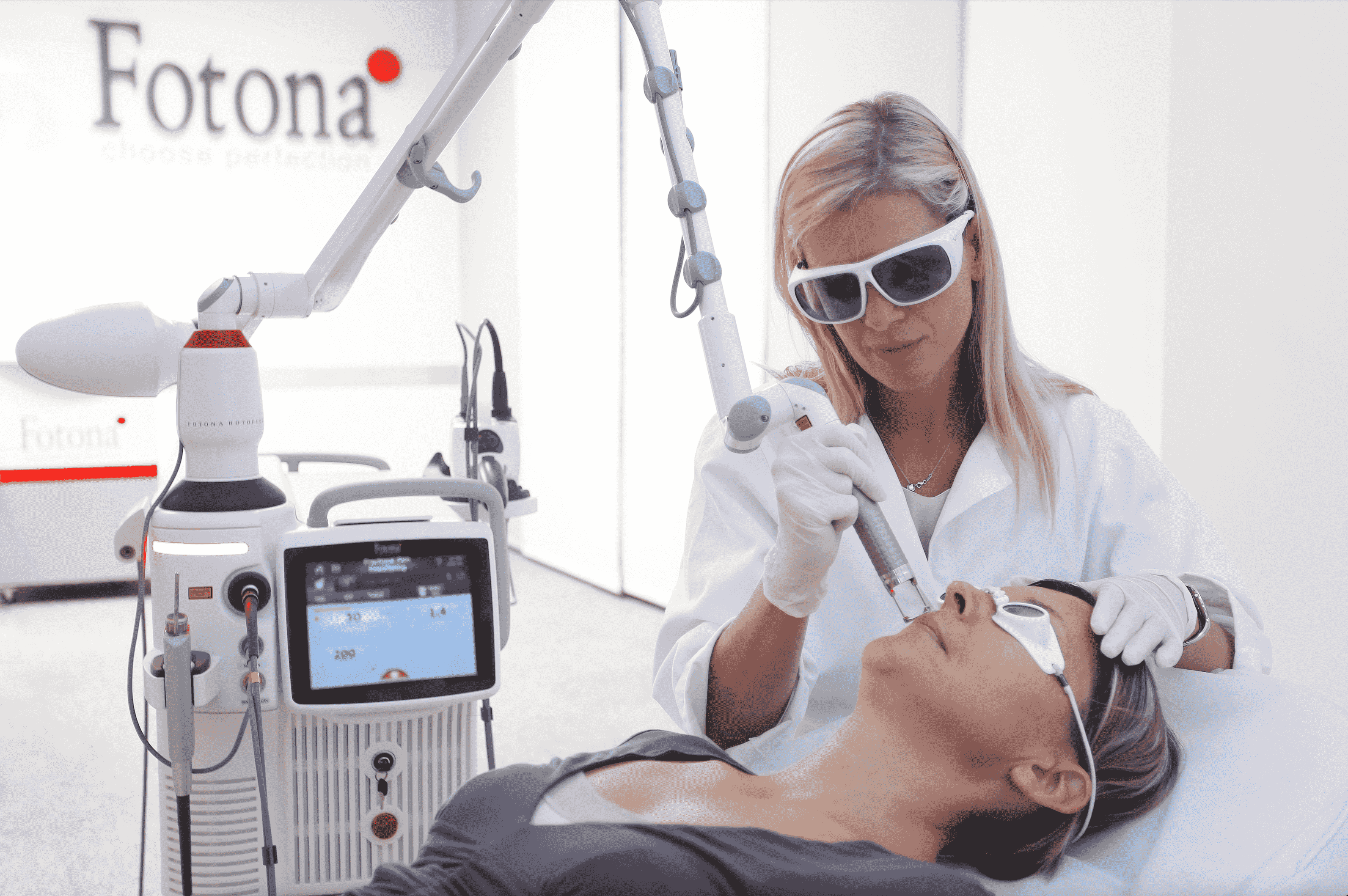 http://Fotona4D%20device%20and%20practitioner